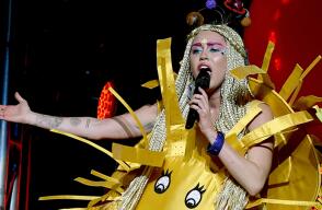 212221_miley_cyrus_-_cantando2.jpg