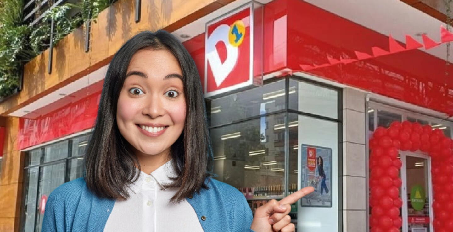 Mujer que ve un nuevo local de Tiendas D1. 