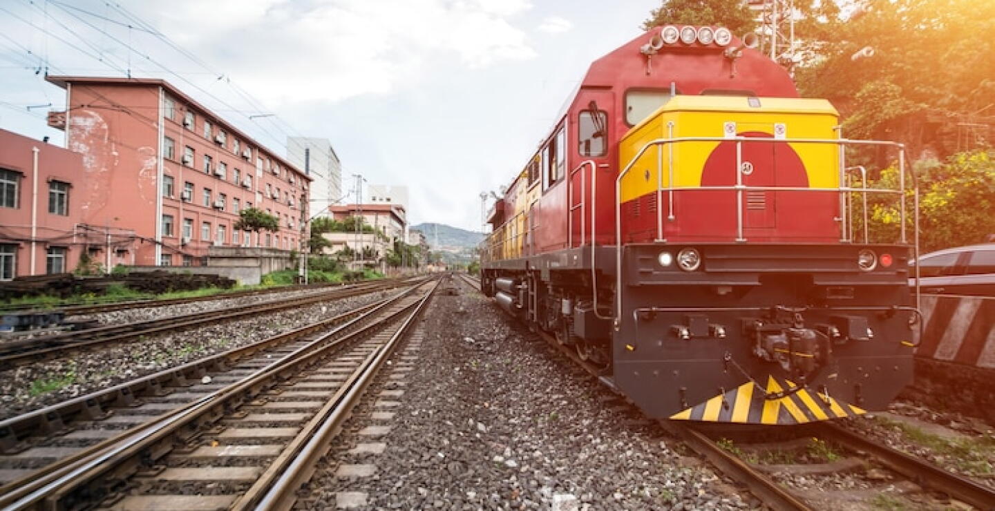 Mientras el automotor se encontraba estacionado fue embestido de manera atroz por el tren. 