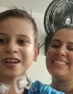 Lucas y su mamá.