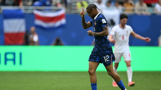 Bradley Barcola y un festego de gol con Francia frente a Inglaterra por el Mundial 2026.