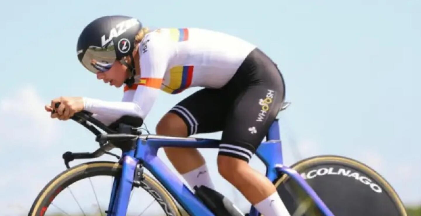 Lina Marcela Hernández, ciclista colombiana en prueba contrarreloj