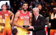 Jayson Tatum recibiendo el premio al Jugador Más Valioso de la NBA