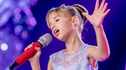 Valeria Acosta les enseña un paso de baile a los Entrenadores de La Voz Kids