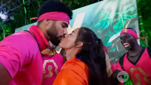 Renzo y Anamar se besan