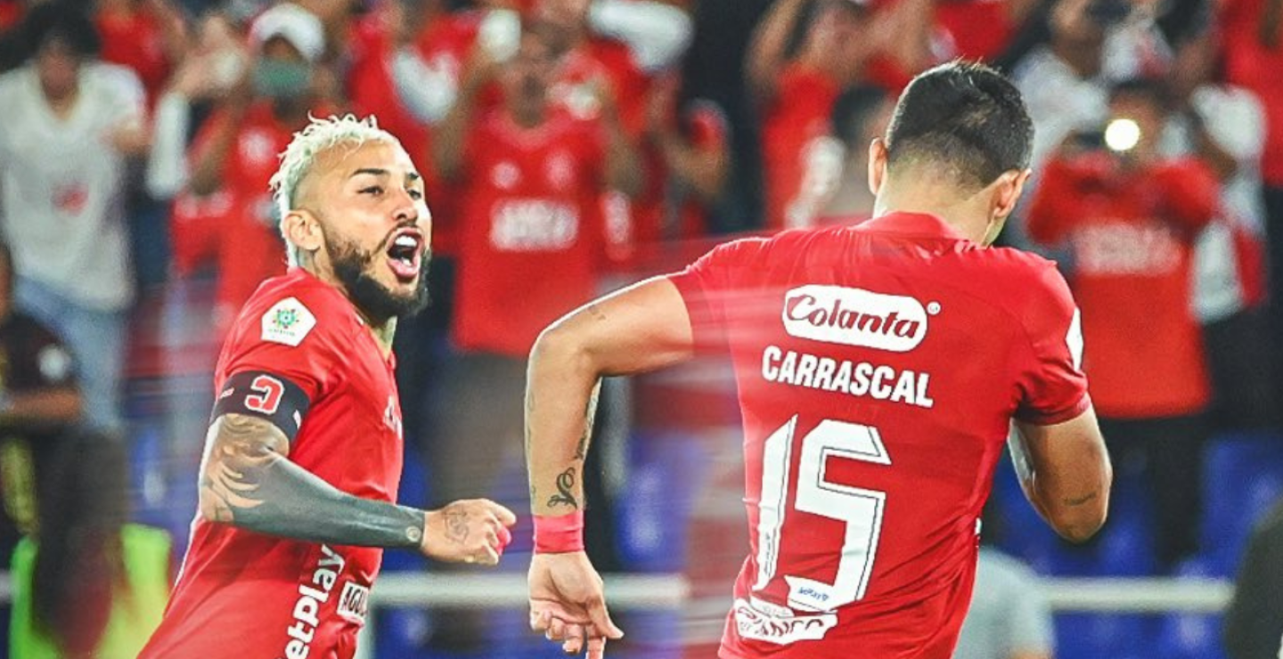 Jugadores de América festejando triunfo por 2-1 contra Junior.