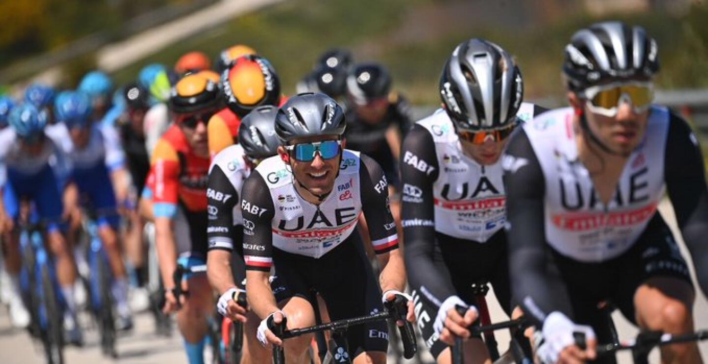 Pelotón de ciclistas en el Giro de Sicilia 2023