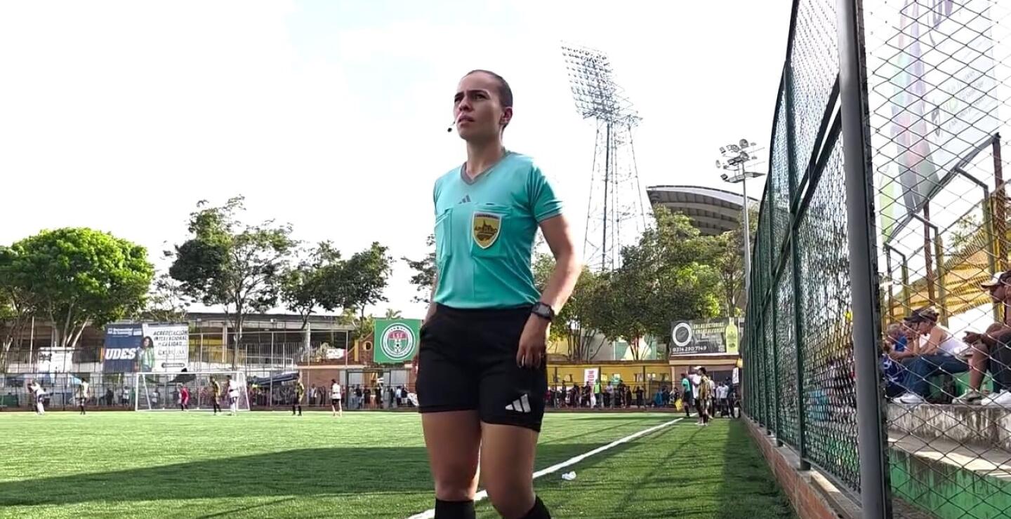 Karen Daniela Lozano Arenas, la primera árbitra santandereana en recibir la Escarapela FIFA.jpg