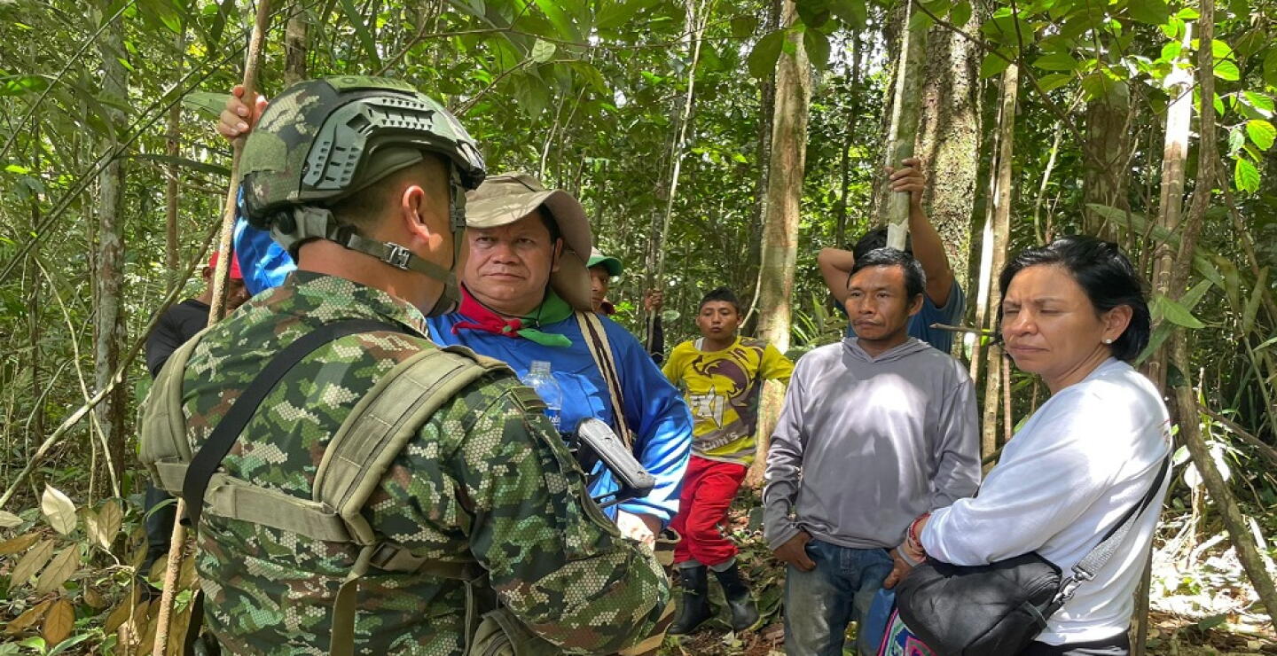Una mujer hace parte de los indígenas que buscan a niños perdidos en Caquetá