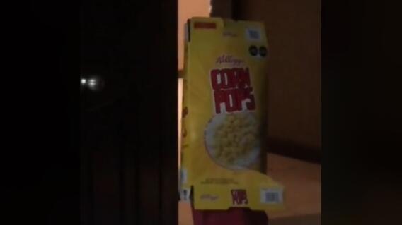 “No puedo quitarme la caja pops” es lo que le dice el niño a su madre “No puedo quitarme la caja pops” es lo que le dice el niño a su madre