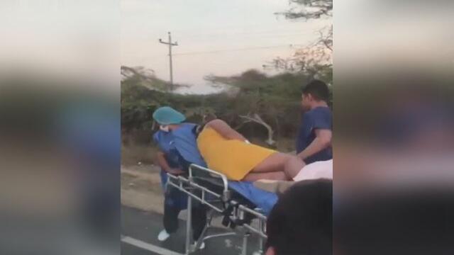 Por bloqueos, mujer que espera mellizos fue trasladada por una trocha a hospital de Maicao 