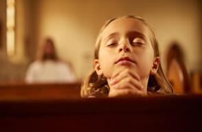 Imagen de referencia, niña orando a Jesús
