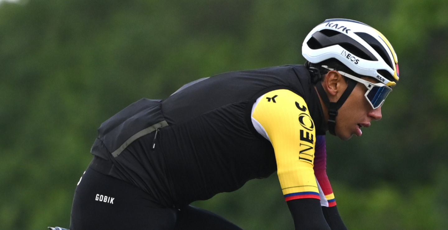Egan Bernal, líder del INEOS Grenadiers en el Giro de Italia 2025, en medio de la etapa 16