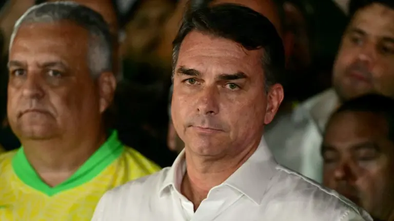 Flávio Bolsonaro llegó a Ecuador en un vuelo privado desde Argentina, acompañado de su familia, tras perder las elecciones presidenciales brasileñas.