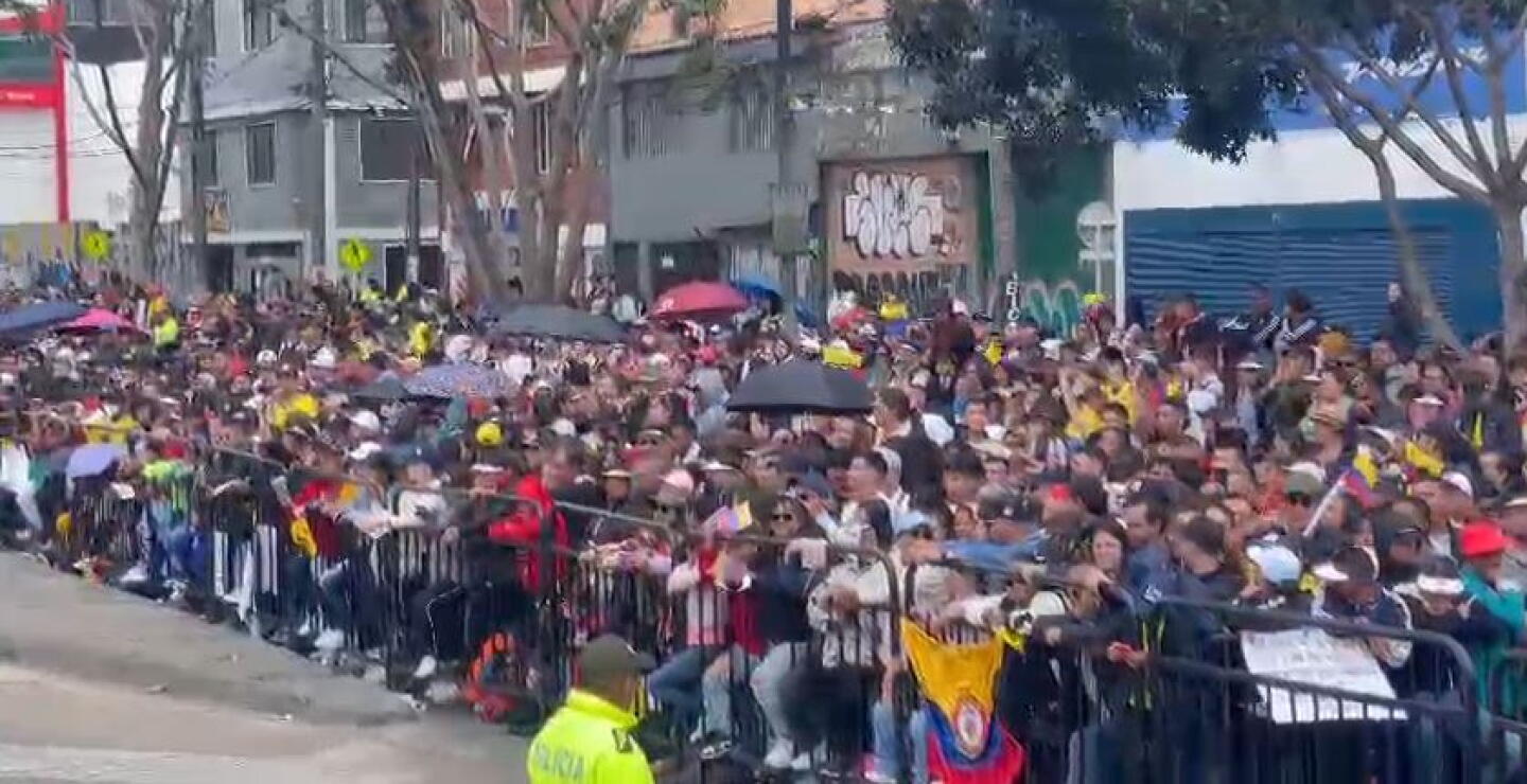Ciudadanos gritan “fuera Petro” tras demora del presidente en desfile del 20 de julio 