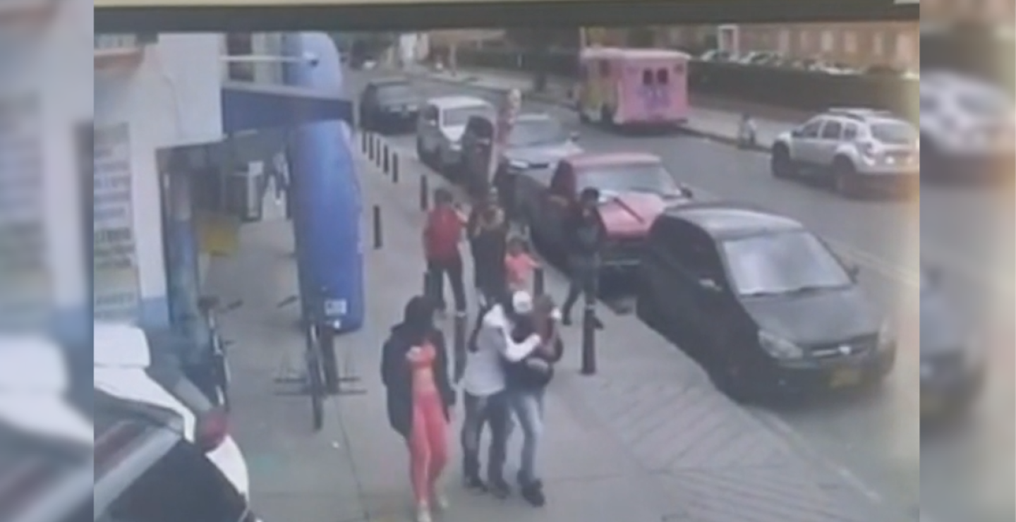 Comunidad golpeó a sujeto que agredía brutalmente a una mujer en plena calle de Kennedy