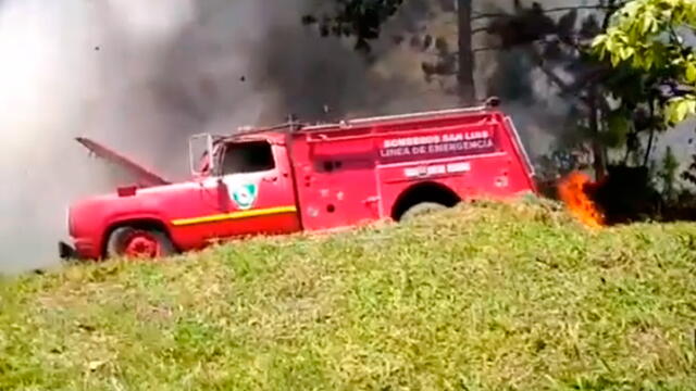Bomberos enfrentaban incendio pero las llamas que trataban de controlar los dejó sin carro