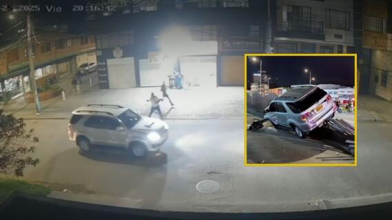 Camioneta que se estrelló contra tubos de TransMilenio Camioneta que se estrelló contra tubos de TransMilenio