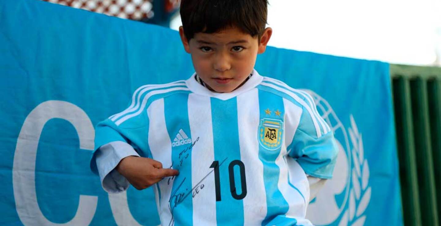 Estaba previsto que Murtaza, de 6 años de edad, procedente de la provincia rural de Ghazni, ubicada al suroeste de Kabul, saliera al campo de juego del estadio Al Gharrafa de Doha junto al crack argentino.