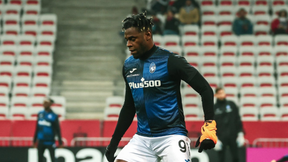 Duván Zapata, delantero colombiano del Atalanta, en calentamiento previo al partido de fogueo contra el Niza. Duván Zapata, delantero colombiano del Atalanta, en calentamiento previo al partido de fogueo contra el Niza.