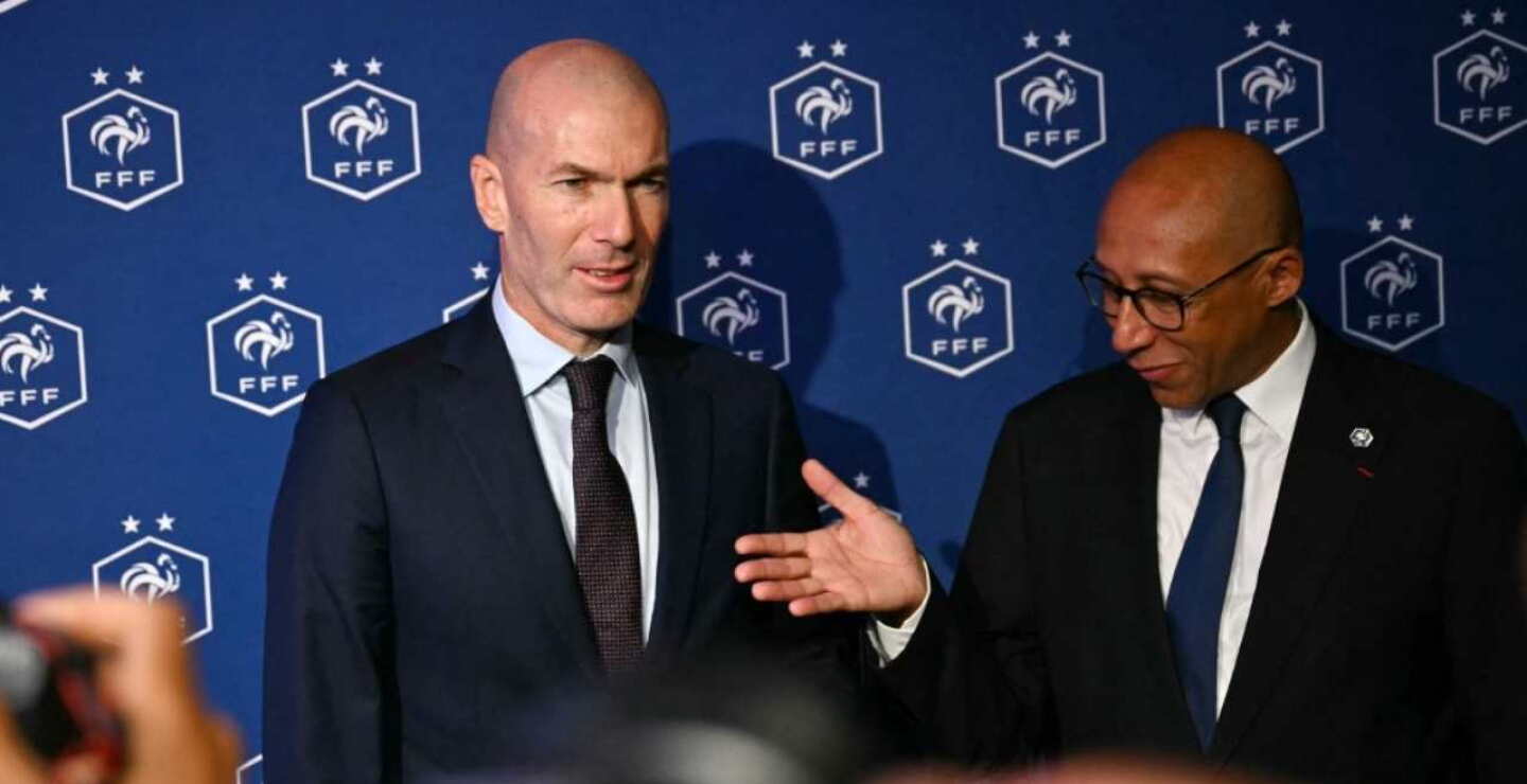 Zinedine Zidane y Philippe Diallo posan en la FFF tras la presentación del nuevo seleccionador de Francia.