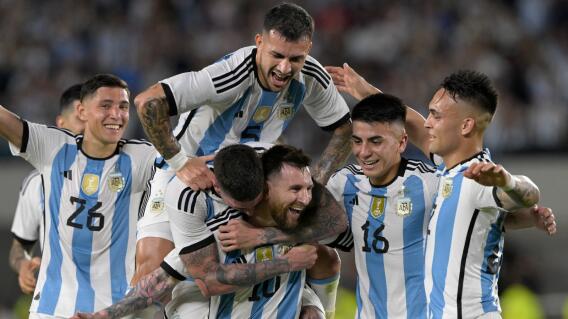 Lionel Messi celebrando anotación con jugadores de la Selección de Argentina. Lionel Messi celebrando anotación con jugadores de la Selección de Argentina.