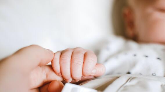 Mujer dio a luz en plena cirugía cerebral 