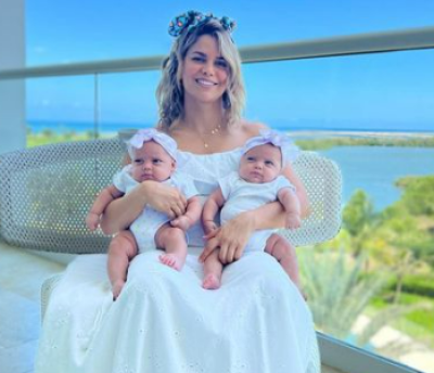 Adriana Lucía junto a sus dos gemelas, Simona y Carlota