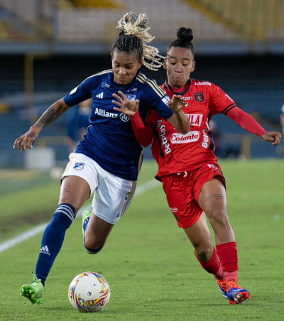 Millonarios y América femenino en acción de juego en cuadrangulares de la Liga femenina 2024.