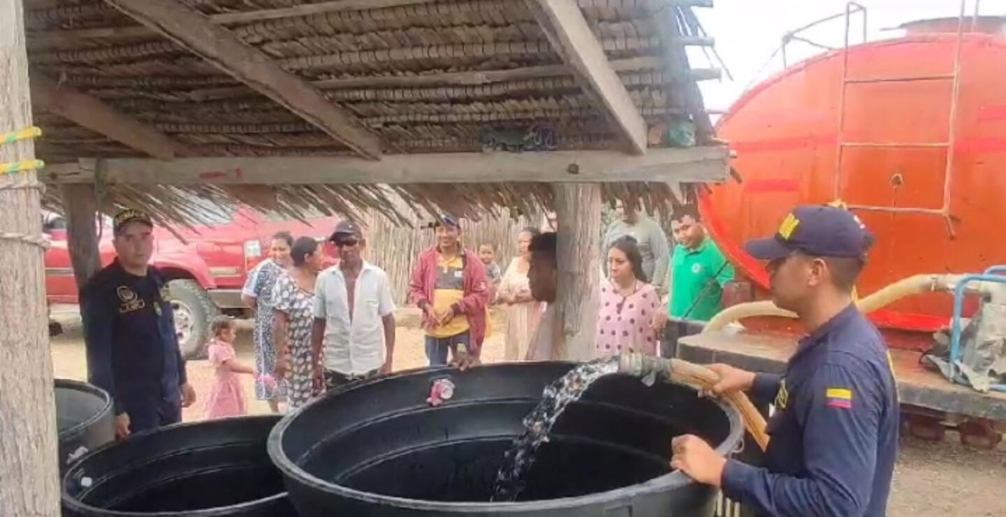 Armada Nacional lleva agua a la alta Guajira.