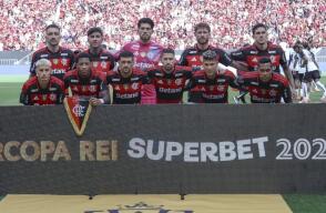 Jorge Carrascal en la formación del Flamengo contra Corinthians por la Supercopa de Brasil. 