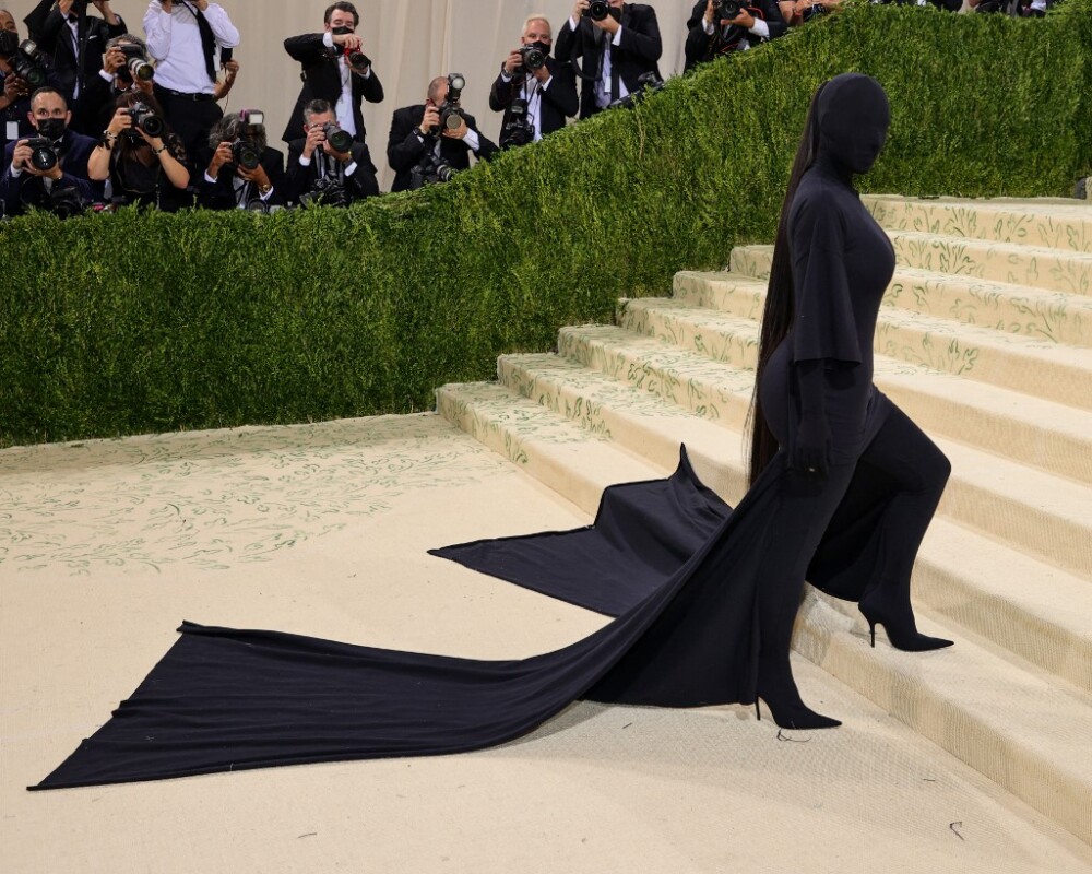 kim kardashian con vestido negro que le cubre el rostro (5).jpeg