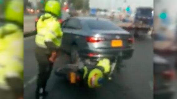 353551_Hombre en su carro arrastrando moto de policía / Foto: Suministrada 353551_Hombre en su carro arrastrando moto de policía / Foto: Suministrada