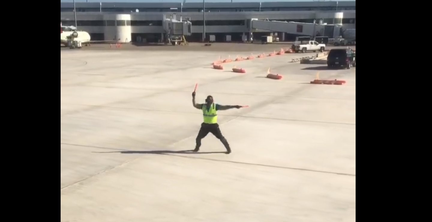 294501_Blu Radio / Empleado de aeropuerto bailando en la pista. Foto: Facebook