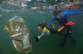 Niña que se dedica a recoger la basura de las playas y del mar 