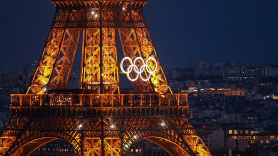 Logo oficial y anillos de los Juegos Olímpicos de París 2024, en la Torre Eiffel Logo oficial y anillos de los Juegos Olímpicos de París 2024, en la Torre Eiffel