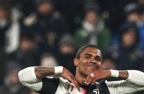 337528_douglas_costa_250520_afpe.jpg
