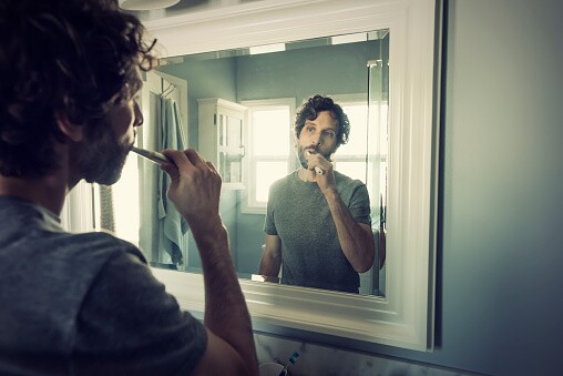 Imagen de referencia, hombre utilizando un cepillo dental.