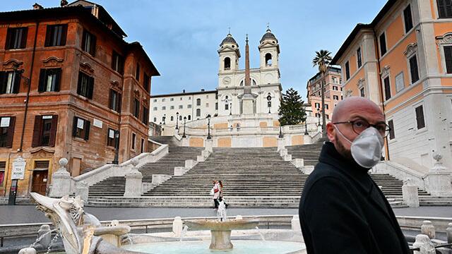 Mientras China anuncia que superó el pico del coronavirus, Italia llora a más de mil muertos