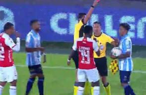 La expulsión de Cristian Arrieta en Santa Fe vs. Tolima en cuadrangulares por Liga BetPlay II-2025.