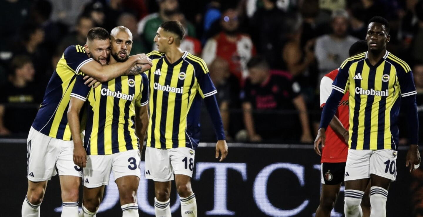 Jhon Durán (10) en Feyenoord contra Fenerbahçe  por la Champions League. 
