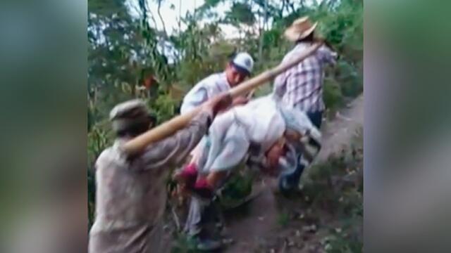 Campesinos de Quipile se ‘transforman’ en ambulancias de cuatro piernas para trasladar a enfermos Campesinos de Quipile se ‘transforman’ en ambulancias de cuatro piernas para trasladar a enfermos
