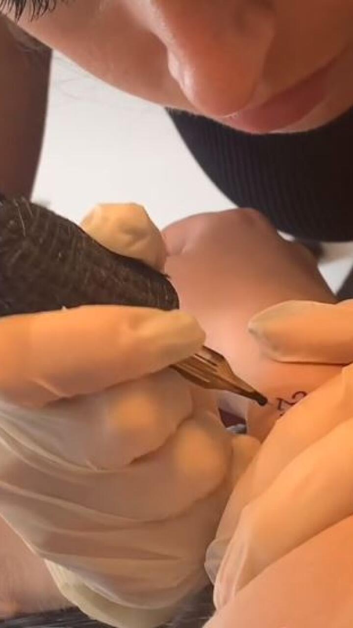 Conoció a un hombre en Tinder y durante su primera cita decidieron tatuarse: ¿Lo haría?