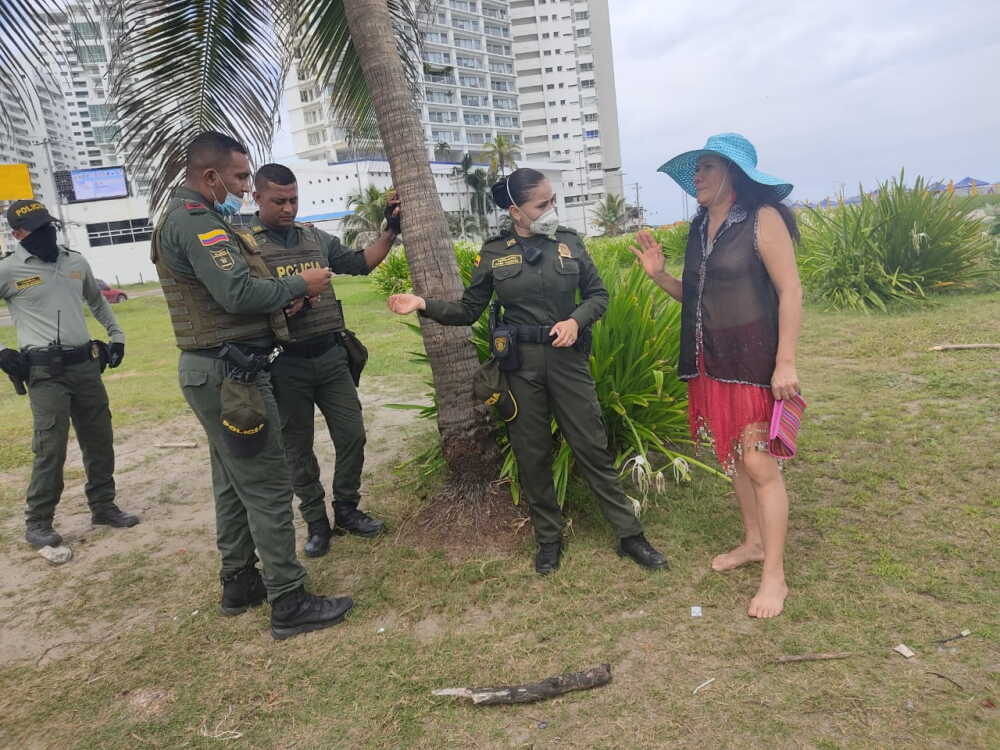 turista multada por hacer topless.jpeg