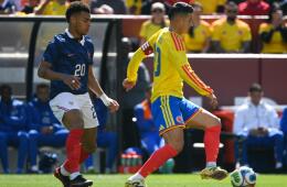James Rodríguez en control de una jugada, ante la atenta mirada de Désiré Doué en Colombia vs. Francia.