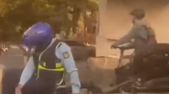 Motociclista arrolla a agente de tránsito