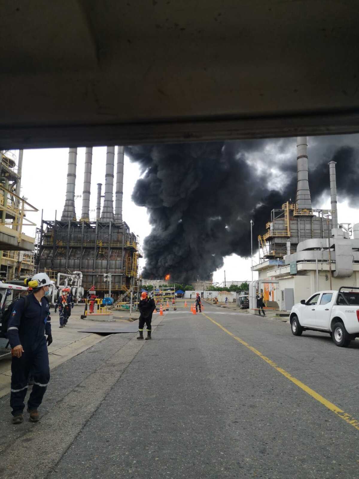 FOTOS INCENDIO REFINERIA.jpg