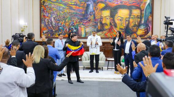 Nicolás Maduro pidió perdón por la corrupción con curioso ritual que parece de película Nicolás Maduro pidió perdón por la corrupción con curioso ritual que parece de película