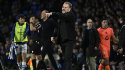 Hansi Flick, director técnico del Barcelona, da indicaciones en el juego contra la Real Sociedad.