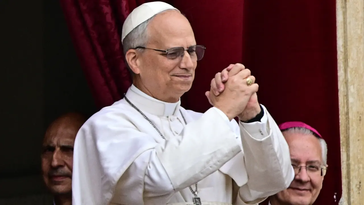 Papa León XIV envía emotivo saludo a las madres en su primer Ángelus en San Pedro